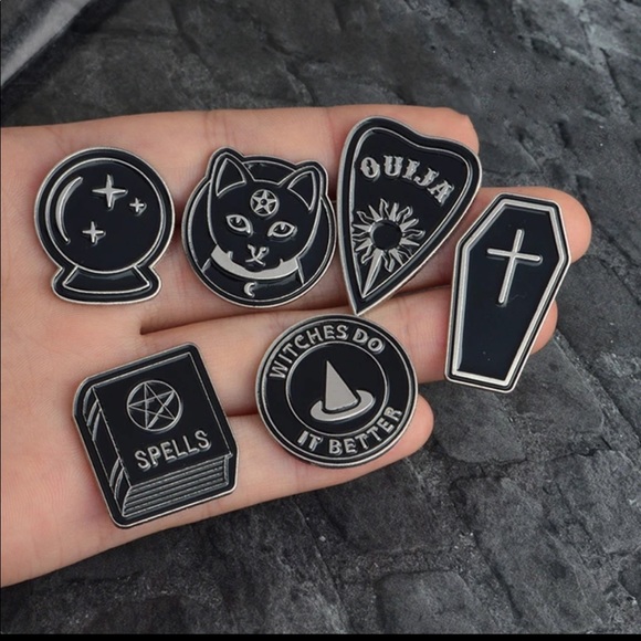 Gothic Punk “Witches Do It Better” Witch Hat Witchcraft Metal Enamel Pin Brooch - Picture 4 of 9